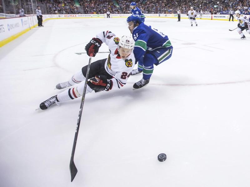 Dominik Kahun (l) verlor mit den Blackhawks in Vancouver Dominik Kahun (l) verlor mit den Blackhawks in Vancouver