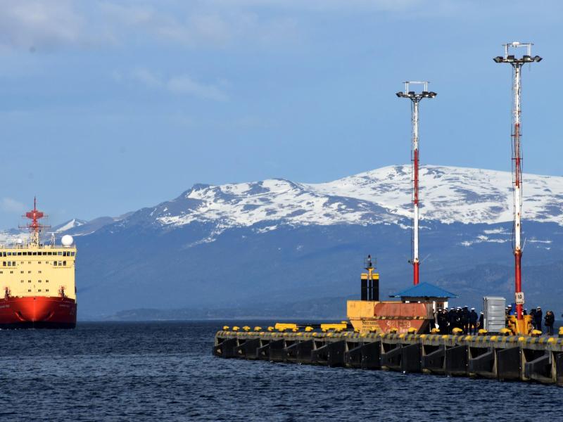Der Eisbrecher "Ara Irizar" verlässt einen Hafen auf Feuerland Der Eisbrecher "Ara Irizar" verlässt einen Hafen auf Feuerland