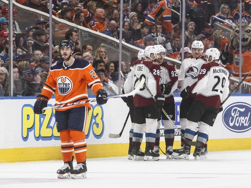 Tobias Rieder (l.) von den Edmonton Oilers dreht ab, während die Spieler aus Colorado feiern Tobias Rieder (l.) von den Edmonton Oilers dreht ab, während die Spieler aus Colorado feiern