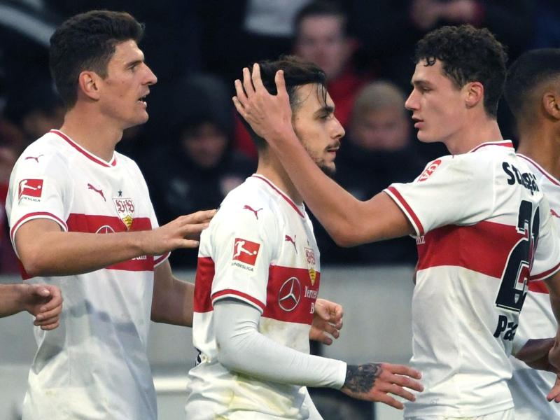 Stuttgarts Benjamin Pavard (r) und Mario Gomez (l) jubeln mit dem Torschützen zum 1:0, Anastasios Donis.