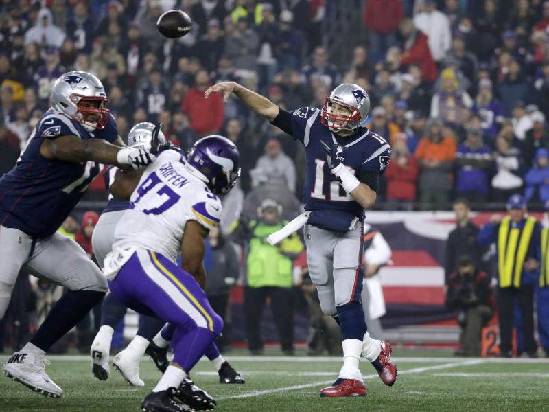 Quarterback Tom Brady (r) führte die Patriots wieder einmal zum Sieg Quarterback Tom Brady (r) führte die Patriots wieder einmal zum Sieg