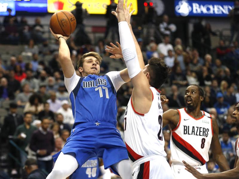 Luka Doncic (l) führte die Dallas Mavericks zum 12. Saisonsieg Luka Doncic (l) führte die Dallas Mavericks zum 12. Saisonsieg