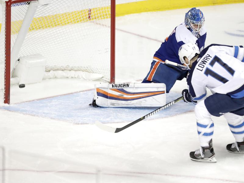 Islanders-Torwart Thomas Greiss kassiert einen Gegentreffer durch Adam Lowry von den Winnipeg Jets Islanders-Torwart Thomas Greiss kassiert einen Gegentreffer durch Adam Lowry von den Winnipeg Jets