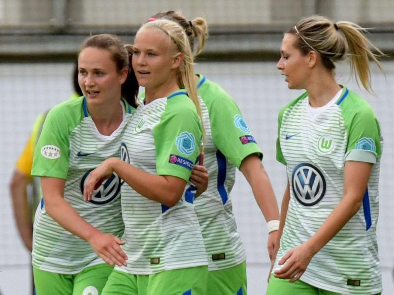 Pernille Harder feiert ihren Treffer mit Caroline Hansen und Lena Goeßling