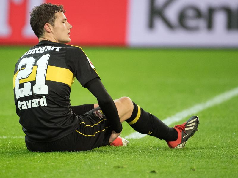 Stuttgarts Benjamin Pavard erlitt in der Partie gegen Borussia Mönchengladbach einen Faserriss und fällt vorerst aus