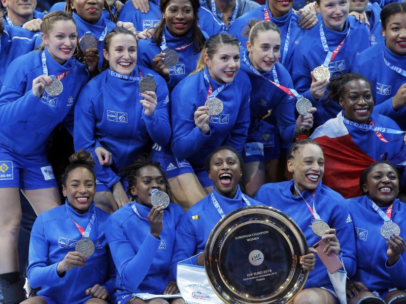 Frankreichs Handball-Spielerinnen jubeln mit der EM-Trophäe Frankreichs Handball-Spielerinnen jubeln mit der EM-Trophäe