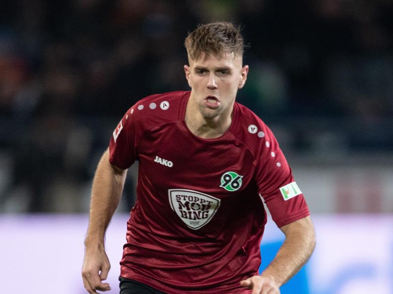 Stürmer Niclas Füllkrug wird Hannover 96 wohl nach seiner Operation über die Saison hinaus fehlen Stürmer Niclas Füllkrug wird Hannover 96 wohl nach seiner Operation über die Saison hinaus fehlen