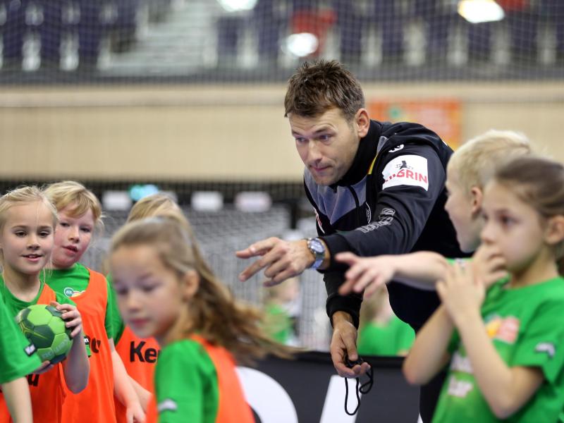 Handball-Bundestrainer Christian Prokop beim Training mit Rostocker Grundschulkindern Handball-Bundestrainer Christian Prokop beim Training mit Rostocker Grundschulkindern