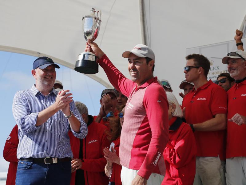 Sieger des 74. Sydney Hobart Race: Mark Richards (M.), der Skipper der Jacht Wild Oats XI, hält die R H Illingwrth Trophäe Sieger des 74. Sydney Hobart Race: Mark Richards (M.), der Skipper der Jacht Wild Oats XI, hält die R H Illingwrth Trophäe
