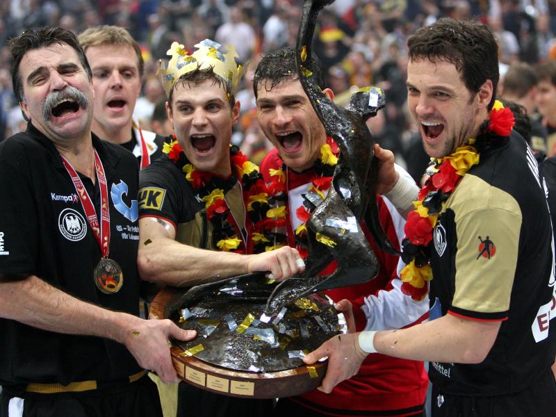 Heiner Brand (l) traut dem DHB-Team bei der Heim-WM einiges zu Heiner Brand (l) traut dem DHB-Team bei der Heim-WM einiges zu