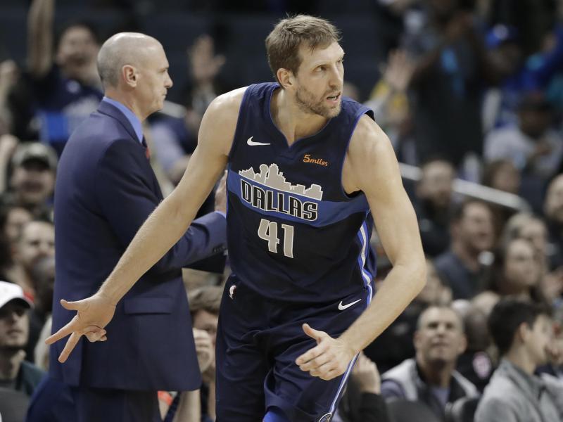 Dirk Nowitzki hat es zur Zeit nicht leicht bei den Dallas Mavericks Dirk Nowitzki hat es zur Zeit nicht leicht bei den Dallas Mavericks
