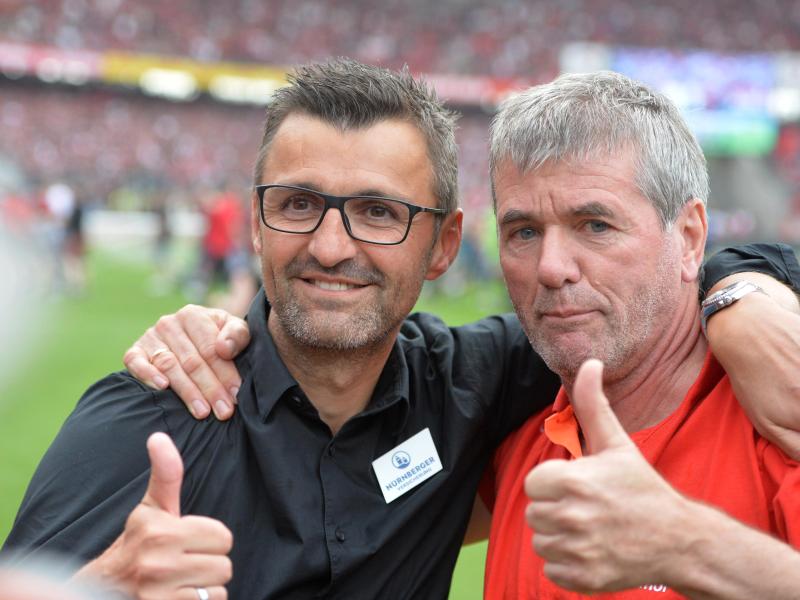 Verstehen sich: Fortuna-Coach Friedhelm Funkel (r) und FCN-Trainer Michael Köllner