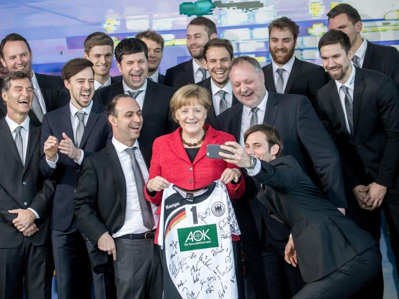 Bundeskanzlerin Angela Merkel posiert 2016 mit der deutschen Handball-Nationalmannschaft Bundeskanzlerin Angela Merkel posiert 2016 mit der deutschen Handball-Nationalmannschaft