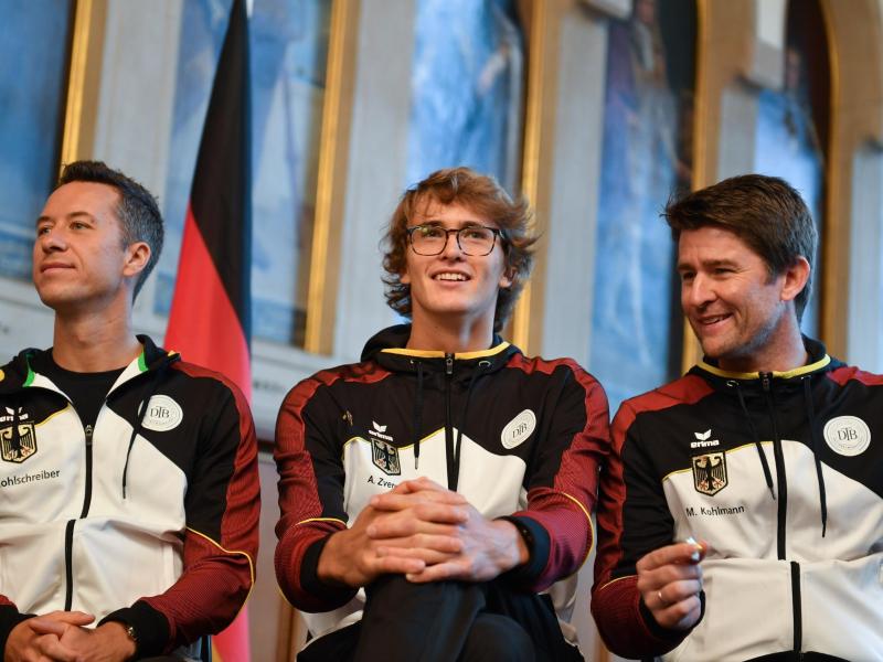 Bei der Auslosung für die Davis-Cup-Spiele gegen Ungarn trägt Alexander Zverev (M.) eine Brille Bei der Auslosung für die Davis-Cup-Spiele gegen Ungarn trägt Alexander Zverev (M.) eine Brille
