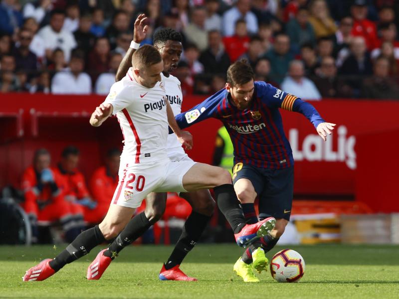 Sevillas Rog (li.) bekommt es im spanischen Pokalfinale erneut mit Barcelonas Messi zu tun Sevillas Rog (li.) bekommt es im spanischen Pokalfinale erneut mit Barcelonas Messi zu tun