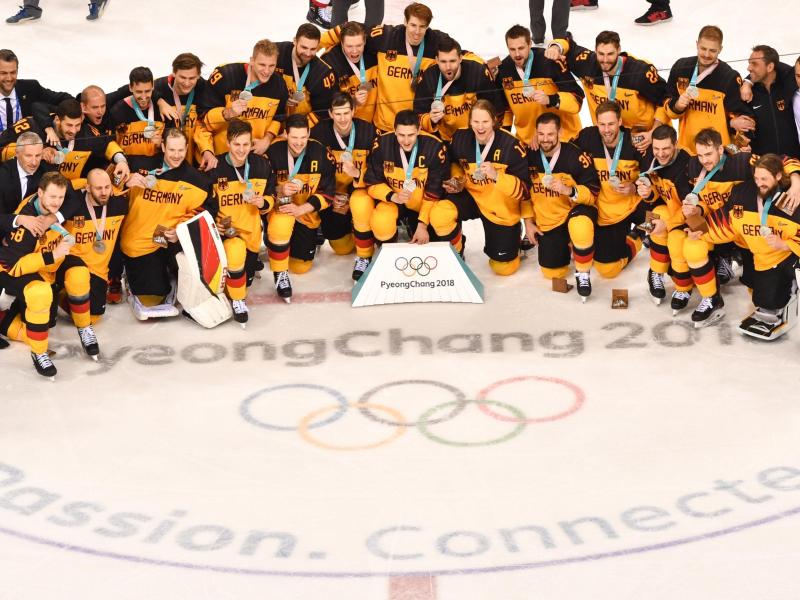 Die Spieler vom deutschen Eishockeyteam feiern ihre Silbermedaille in Südkorea Die Spieler vom deutschen Eishockeyteam feiern ihre Silbermedaille in Südkorea