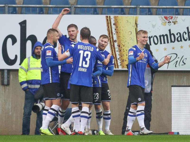 Bielefelds Torschütze Fabian Klos feiert seinen Treffer zum 1:0