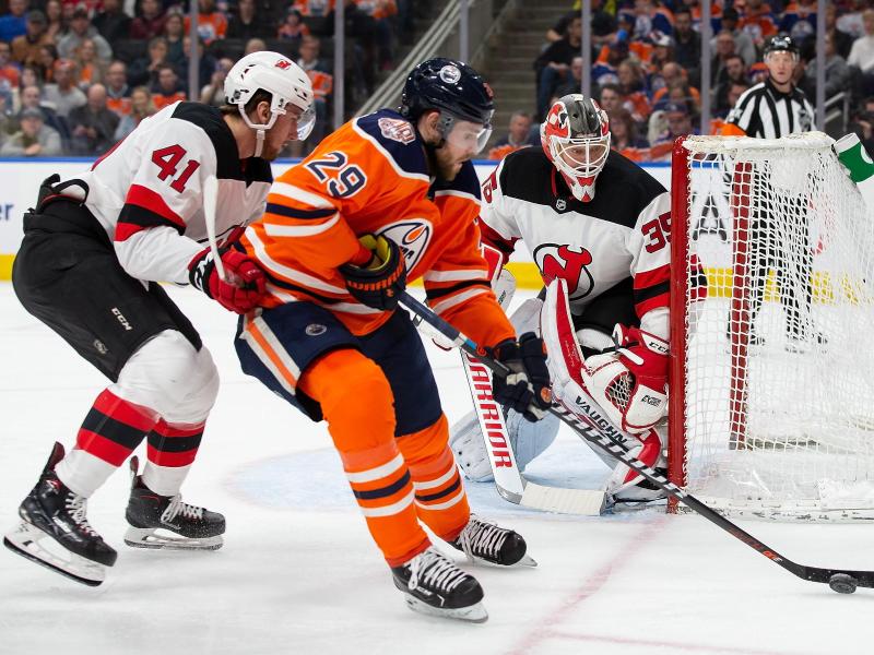 Leon Draisaitl (M.) unterlag mit den Edmonton Oilers gegen die New Jersey Devils Leon Draisaitl (M.) unterlag mit den Edmonton Oilers gegen die New Jersey Devils