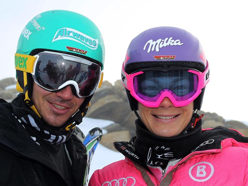 Die deutschen Rennläufer Felix Neureuther (l) und Maria Höfl-Riesch stehen auf dem Mölltaler Gletscher Die deutschen Rennläufer Felix Neureuther (l) und Maria Höfl-Riesch stehen auf dem Mölltaler Gletscher