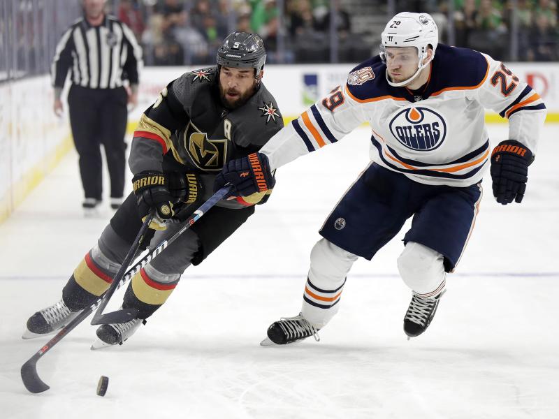 Leon Draisaitl (r) von den Edmonton Oilers kämpft gegen Deryk Engelland von den Vegas Golden Knights um den Puck Leon Draisaitl (r) von den Edmonton Oilers kämpft gegen Deryk Engelland von den Vegas Golden Knights um den Puck