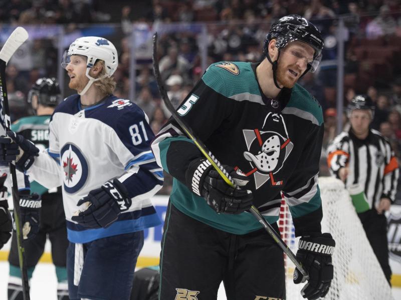 Korbinian Holzer (r) von den Anaheim Ducks ist die Enttäuschung anzusehen Korbinian Holzer (r) von den Anaheim Ducks ist die Enttäuschung anzusehen
