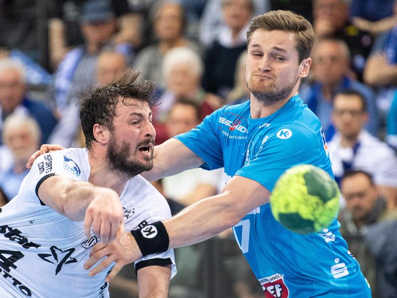 Kiels Domagoj Duvnjak (l) setzt sich gegen den Stuttgarter David Schmidt Kiels Domagoj Duvnjak (l) setzt sich gegen den Stuttgarter David Schmidt