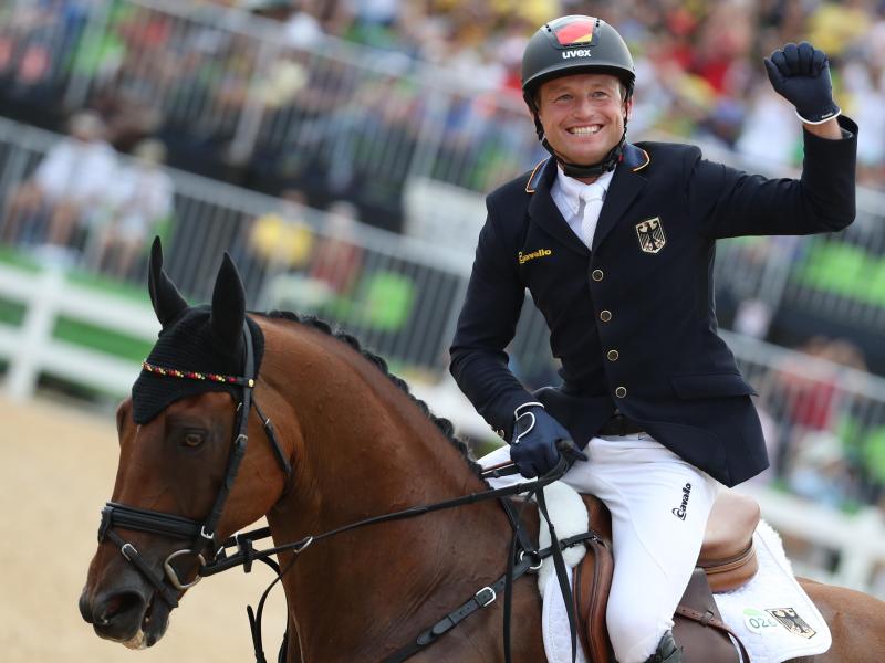 Vielseitigkeitsreiter Michael Jung, hier auf seinem alten Pferd Sam bei den Olympischen Spielen 2016 Vielseitigkeitsreiter Michael Jung, hier auf seinem alten Pferd Sam bei den Olympischen Spielen 2016