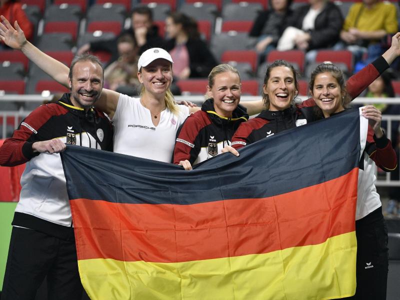 Jens Gerlach, Mona Barthel, Anna-Lena Grönefeld, Andrea Petkovic und Julia Görges (l-r) feiern den Klassenerhalt Jens Gerlach, Mona Barthel, Anna-Lena Grönefeld, Andrea Petkovic und Julia Görges (l-r) feiern den Klassenerhalt