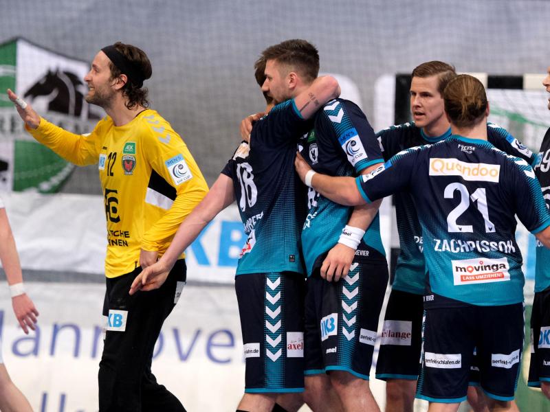Berlins Füchse mit Torwart Silvio Heinevetter (l.) jubeln nach dem Spiel auf dem Feld Berlins Füchse mit Torwart Silvio Heinevetter (l.) jubeln nach dem Spiel auf dem Feld
