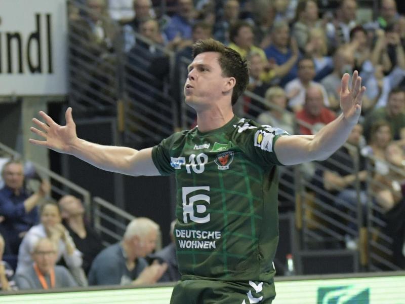 Hans Lindberg sicherte mit seinem Treffer den Füchsen Berlin den Sieg beim TVB Stuttgart Hans Lindberg sicherte mit seinem Treffer den Füchsen Berlin den Sieg beim TVB Stuttgart