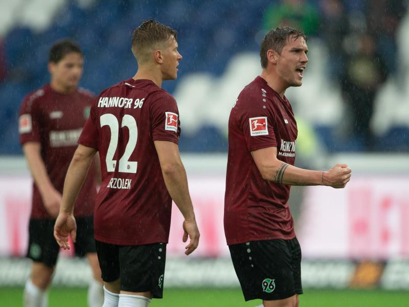 Hannovers Matthias Ostrzolek (M.) und Edgar Prib jubeln nach Spielende über den enorm wichtigen Sieg gegen den FSV Mainz