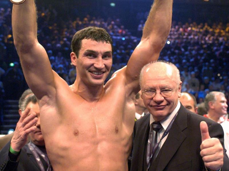 Klaus-Peter Kohl posiert 2003 im Ring mit Wladimir Klitschko Klaus-Peter Kohl posiert 2003 im Ring mit Wladimir Klitschko