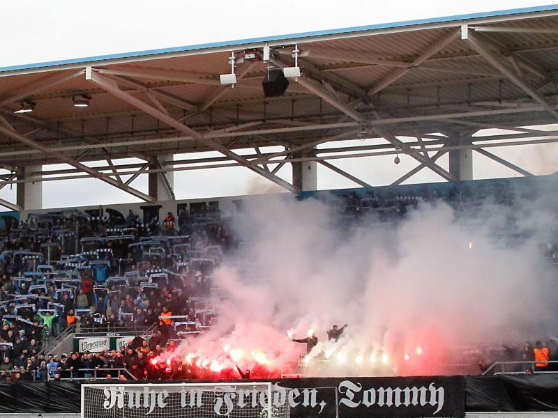 Im Stadion des Chemnitzer FC durfte für einen rechtsextremen eine Trauerbekundung stattfinden