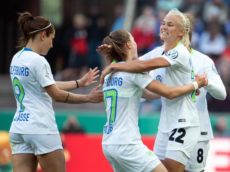 Wolfsburgs Anna Blässe (l-r), Ewa Pajor und Pernille Harder feiern das 1:0
