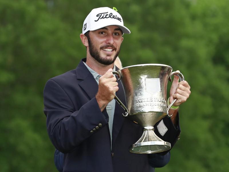 Max Homa aus den USA jubelt in Charlotte mit der Trophäe über seinen Sieg Max Homa aus den USA jubelt in Charlotte mit der Trophäe über seinen Sieg