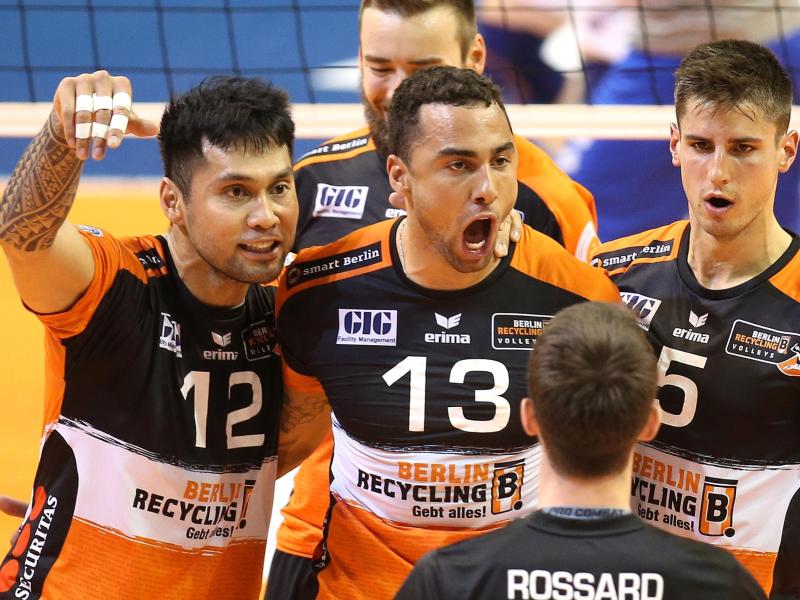 Die Berlin Volleys feiern den Ausgleich gegen Friedrichshafen Die Berlin Volleys feiern den Ausgleich gegen Friedrichshafen