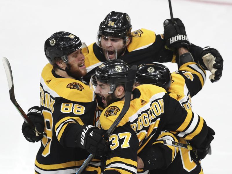 Sieger zum Auftakt der Playoff-Halbfinalserie: die Spieler von den Boston Bruins jubeln Sieger zum Auftakt der Playoff-Halbfinalserie: die Spieler von den Boston Bruins jubeln