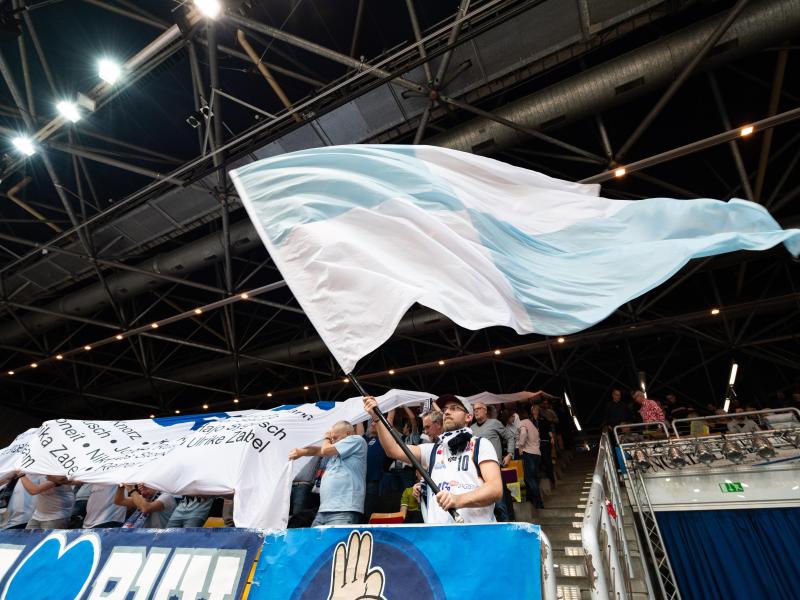 Zukunft ungeklärt: Ein Fan der Eisbären schwenkt bei einem Spiel in der Stadthalle Bremerhaven eine Fahne