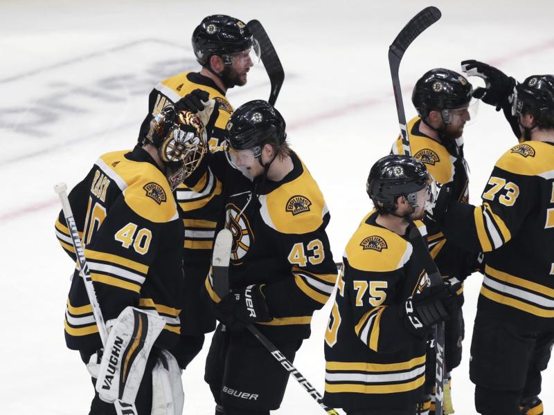 Die Spieler der Boston Bruins feiern ihren Sieg gegen Carolina Die Spieler der Boston Bruins feiern ihren Sieg gegen Carolina