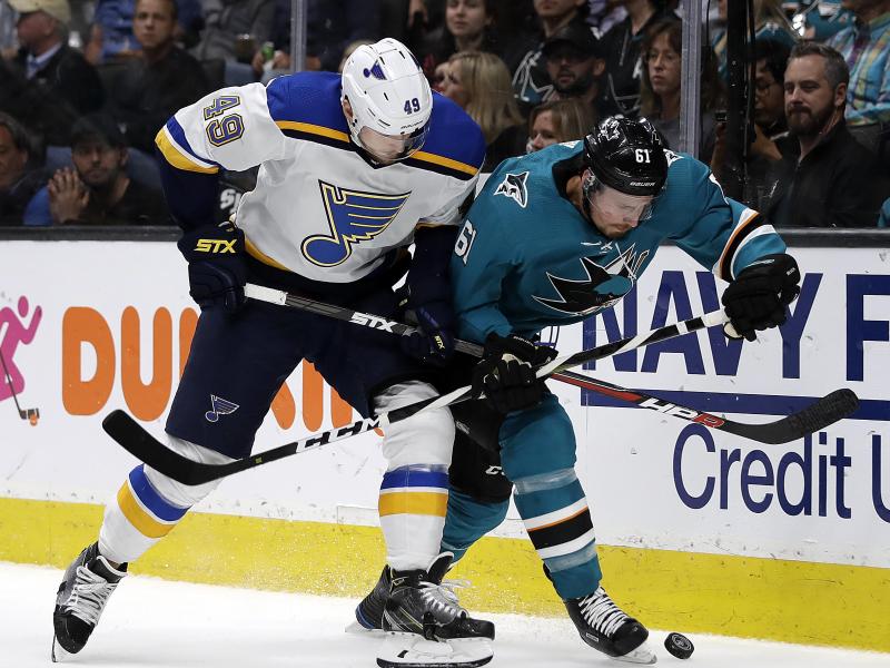 San Joses Justin Braun (r) und Ivan Barbashev von den St. Louis Blues beim Zweikampf San Joses Justin Braun (r) und Ivan Barbashev von den St. Louis Blues beim Zweikampf