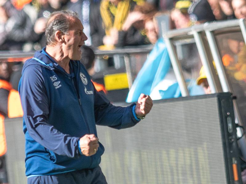 Trainer Huub Stevens ist noch ein Spiel beim FC Schalke 04 im Amt