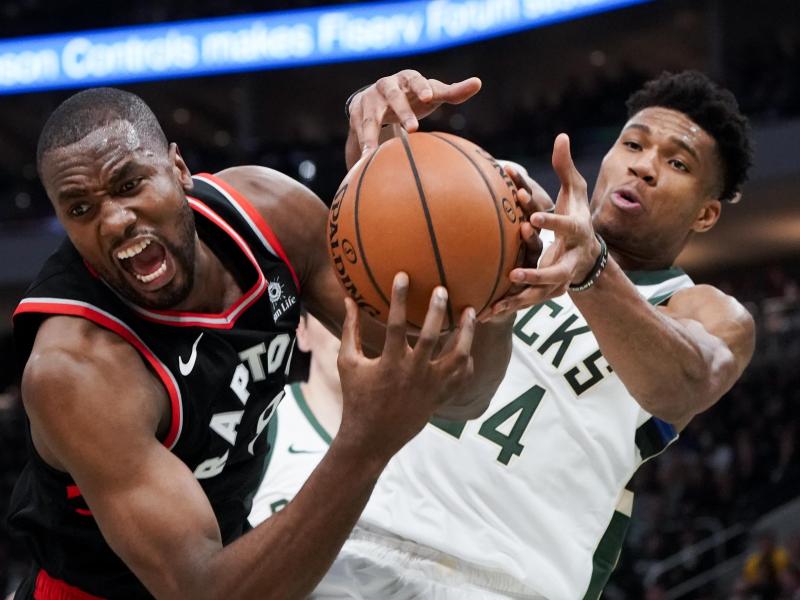 Milwaukees Giannis Antetokounmpo (r) und Serge Ibaka von den Toronto Raptors kämpfen um den Ball Milwaukees Giannis Antetokounmpo (r) und Serge Ibaka von den Toronto Raptors kämpfen um den Ball