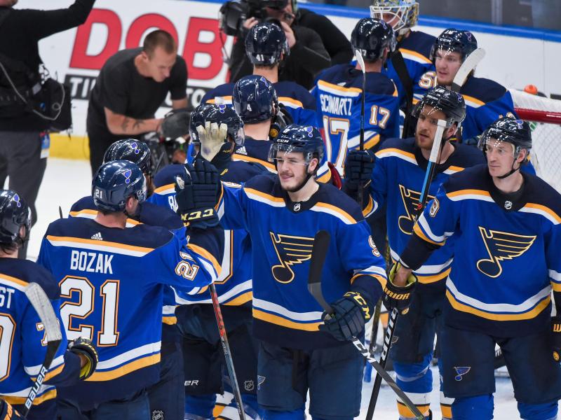 Die Spieler der St. Louis Blues feiern den Sieg gegen die San Jose Sharks Die Spieler der St. Louis Blues feiern den Sieg gegen die San Jose Sharks