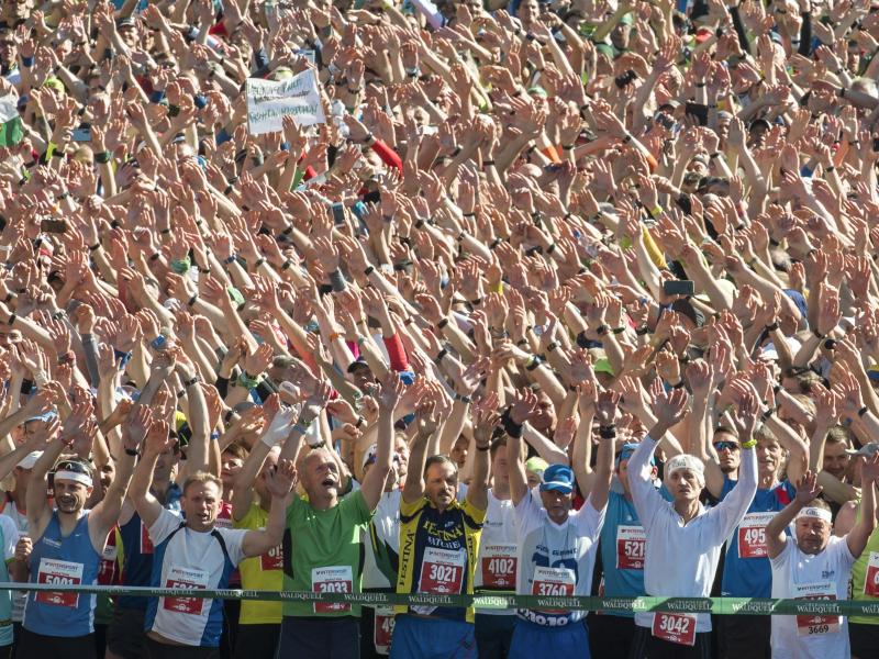 Die Teilnehmer des 47. GutsMuths-Rennsteiglaufes wärmen sich vor dem Start auf Die Teilnehmer des 47. GutsMuths-Rennsteiglaufes wärmen sich vor dem Start auf