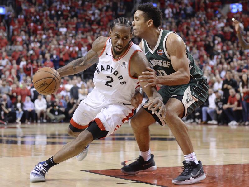 Kawhi Leonard (l.) führte die Toronto Raptors zum Sieg Kawhi Leonard (l.) führte die Toronto Raptors zum Sieg