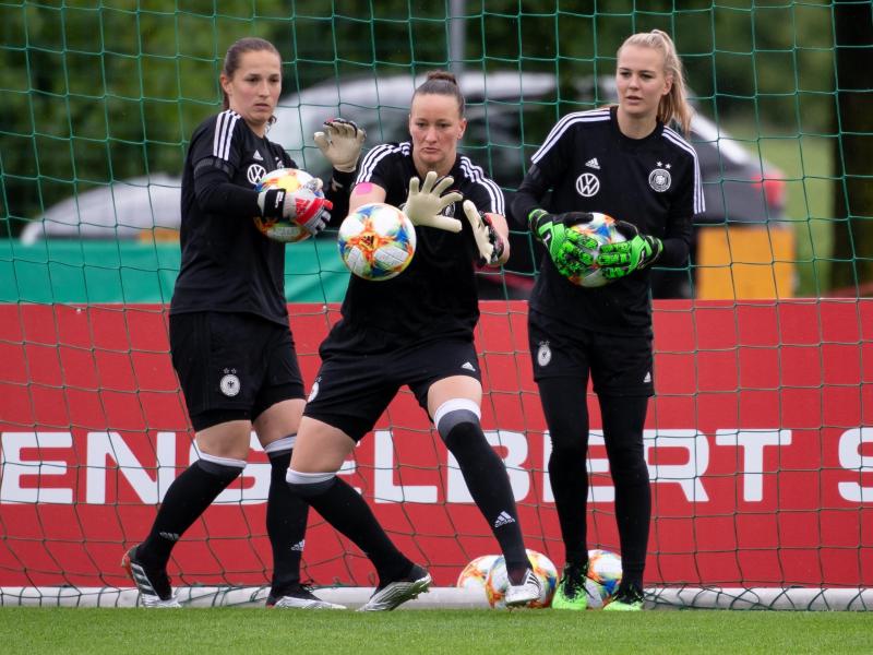Almuth Schult (M.) könnte das deutsche Tor bei der WM hüten Almuth Schult (M.) könnte das deutsche Tor bei der WM hüten