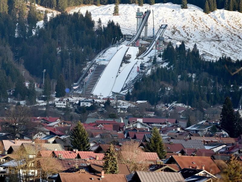 Die Schattenbergschanze über den Häusern von Oberstdorf. Die Schattenbergschanze über den Häusern von Oberstdorf.