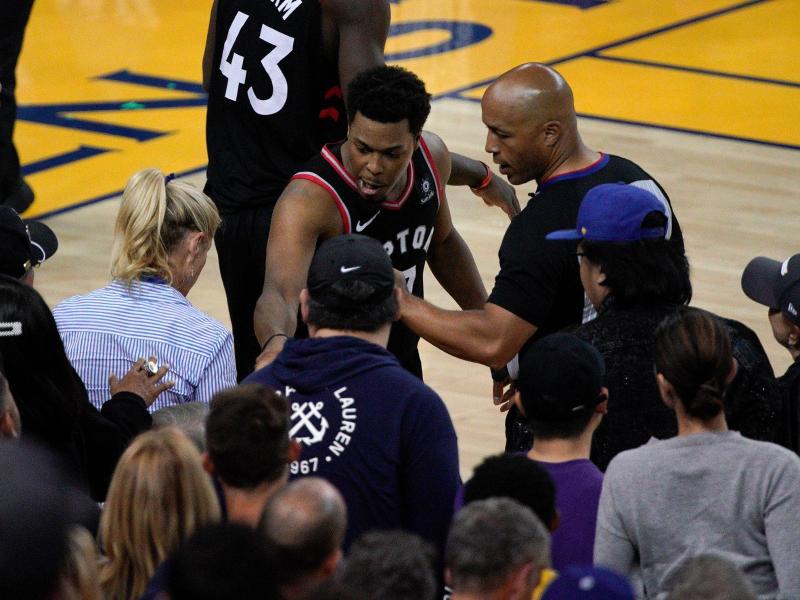 Kyle Lowry (M.) von den Toronto Raptors beschwert sich neben Schiedsrichter Marc Davis über die Pöbelattacke Kyle Lowry (M.) von den Toronto Raptors beschwert sich neben Schiedsrichter Marc Davis über die Pöbelattacke
