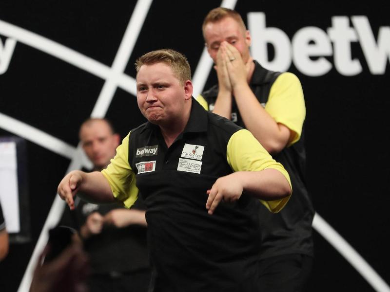 Martin Schindler (vorne) und Max Hopp stehen bei der Darts-Team-WM im Achtelfinale. Foto: Lawrence Lustig/PDC Europe Martin Schindler (vorne) und Max Hopp stehen bei der Darts-Team-WM im Achtelfinale. Foto: Lawrence Lustig/PDC Europe