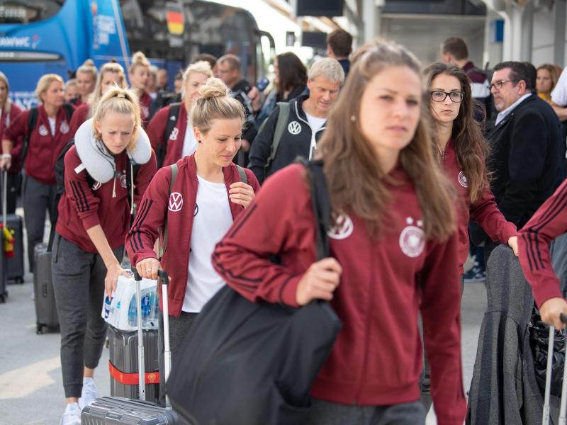 Mit dem TGV reist das deutsche Frauen-Nationalteam von Rennes nach Valenciennes